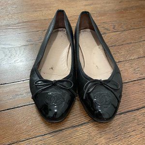 CHANEL Black Lambskin Ballet Flats with Patent Cap Toe Size 37.5